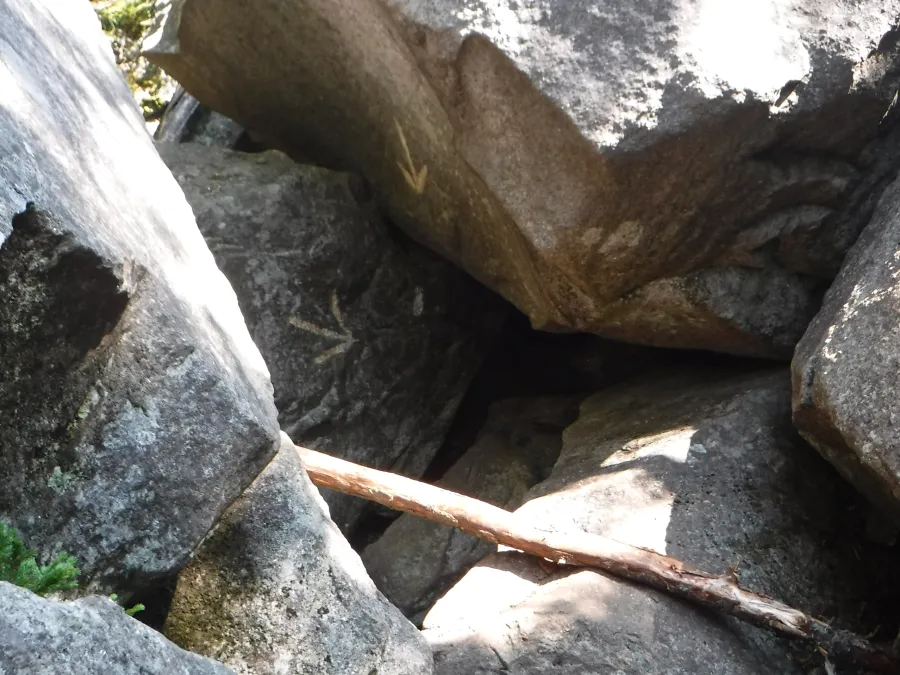 Two arrows pointing the way in Mahoosuc Notch