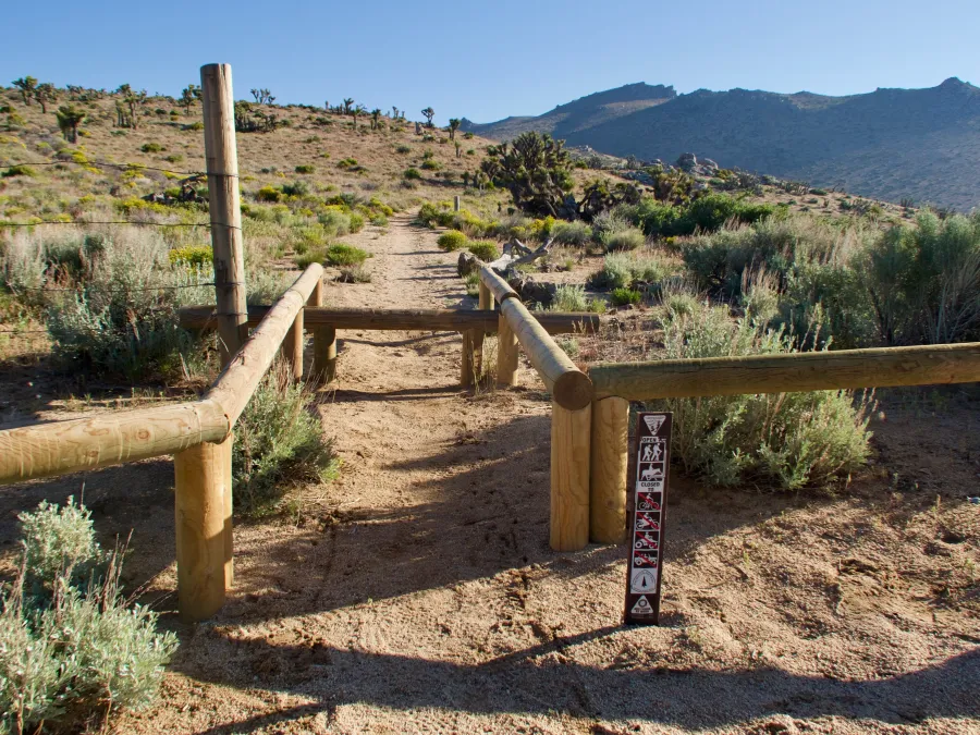 Gate to block off-road vehicles