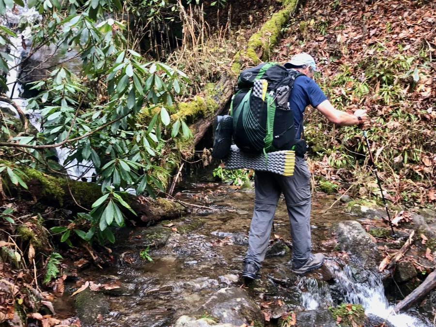 Tengo Hambre crosses a small stream