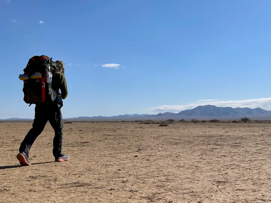 Zigzag walks across flat desert