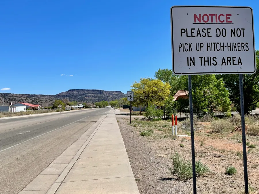 A sign on the highway that says Do Not Pick up Hitchhikers