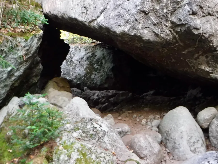 Narrow gap in rocks on trail to Safford Notch Campsite