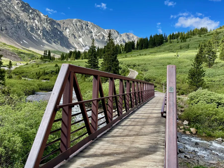A footbridge at the trailhead at Stevens Gulch