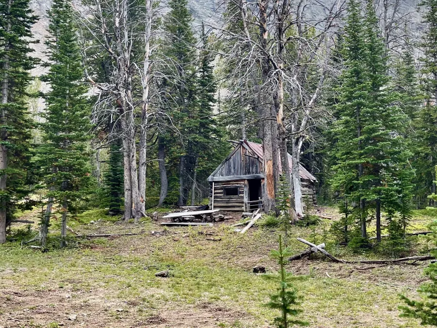 An old cabin at Nicholson Mine