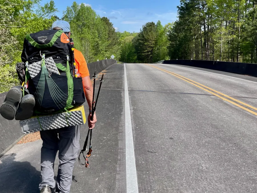 Tengo Hambre walks along a road