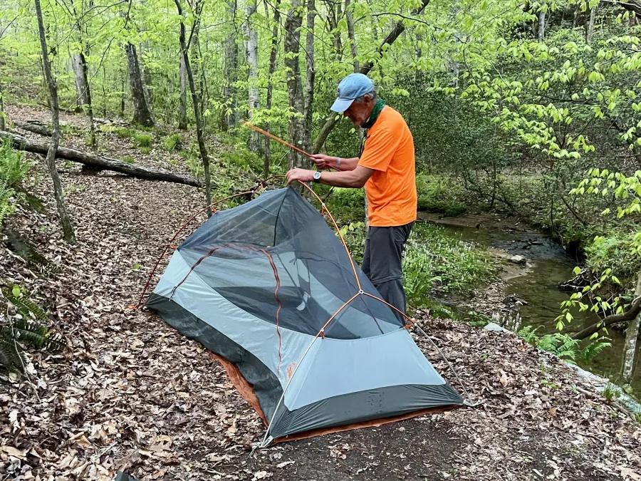 Tengo Hambre sets up his tent