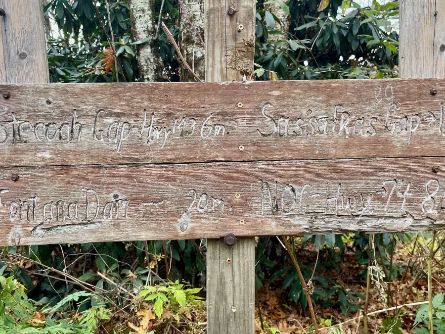 A sign points the direction of landmarks on the AT