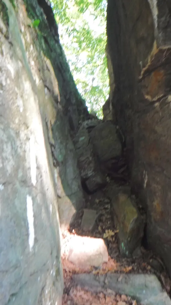 Narrow rock crack