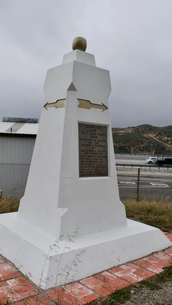 Marker commemorating the Santa Fe and Salt Lake trails