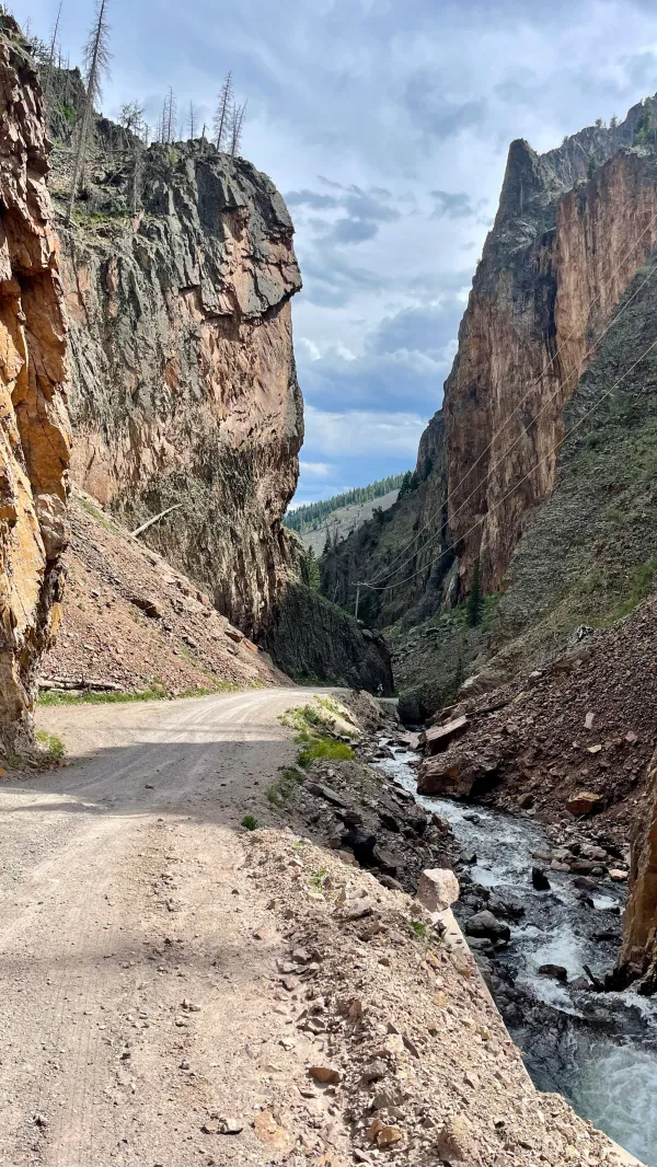 The road passes through a narrow gorge