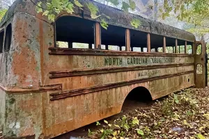 A rusted old school bus